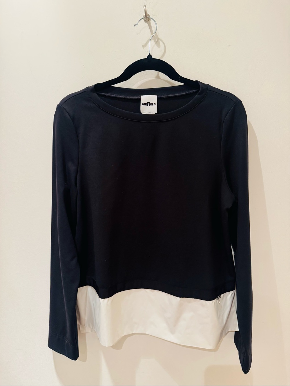 Airfield black and white travel top. 
100% poly/elastene. Size EU 38 M (10)